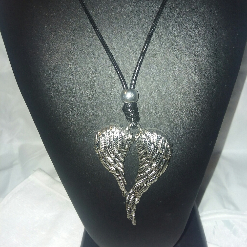 💐2/$20 Angel Wing Heart Long Necklace